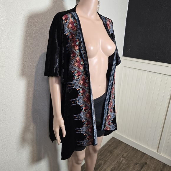 Madeline Sparklestein Embroidered Floral Black Boho Velvet Kimono Top Size M/L - Picture 3 of 15